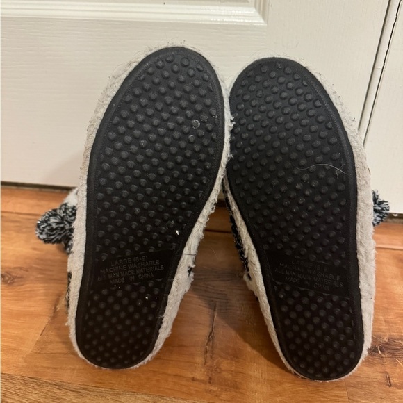 Black and white snowflake pattern slipper booties - Picture 2 of 8